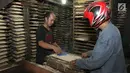 Pekerja mencetak oncom saat pembuatan di salah satu industri rumahan, Jakarta, Rabu (18/4). Oncom tersebut nantinya akan dijual di kawasan Jakarta. (Liputan6.com/Angga Yuniar)