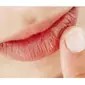Keriput pada bibir kadang mengganggu penampilan sebagian wanita, inilah beberapa pengobatan rumah untuk menghilangkan keriput pada bibir.