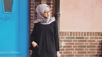 Biar penampilanmu kece saat bukber alias buka bersama, yuk sontek gaya hijabers ini yang simpel dan mudah ditiru. (Sumber Foto: Instagram/gitasav)