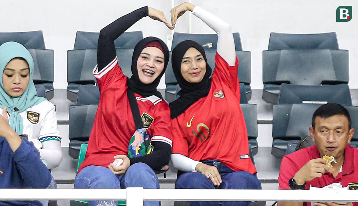 Timnas Indonesia U-17 memetik hasil imbang 1-1 saat menghadapi Timnas Panama U-17 pada laga kedua Grup A Piala Dunia U-17 2023 di Stadion Gelora Bung Tomo, Surabaya, Senin (13/11/2023). Hasil positif ini tentu tak lepas dari dukungan para suporter Indonesia, termasuk para kaum hawa. Berikut beberapa polah tingkah mereka yang terekam jurnalis foto Bola.com langsung di stadion. (Bola.com/Bagaskara Lazuardi)