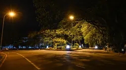 Pemandangan jalan yang sepi di tengah jam malam 36 jam untuk mencegah protes terhadap Presiden Sri Lanka Gotabaya Rajapaksa di Kolombo, 2 April 2022. Perintah datang sehari setelah pemberlakukan keadaan darurat menyusul protes keras atas krisis ekonomi terburuk negara itu. (Ishara S. KODIKARA/AFP)