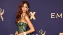 Aktris Zendaya berjalan menghadiri Primetime Emmy Awards ke-71 di Microsoft Theater di Los Angeles (22/9/2019). Wanita 23 tahun ini tampil seksi dengan gaun hijau zamrud menerawang rancangan desainer ternama Vera Wang. (AFP Photo/Robyn Beck)