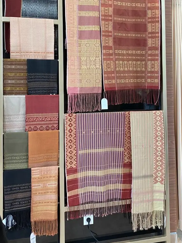 Mendesain kain kontemporer dengan mevitalisasi kain uis tradisional Karo