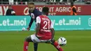 Penyerang Paris Saint-Germain (PSG) Neymar menyelipkan bola melewati gelandang Reims Azor Matusiwa dalam pertandingan pekan ke-10 Liga Prancis di Stade Auguste-Delaune II, Minggu (9/10/2022) dini hari WIB. PSG harus puas bermain imbang 0-0 melawan Stade de Reims. (AP Photo/Michel Euler)