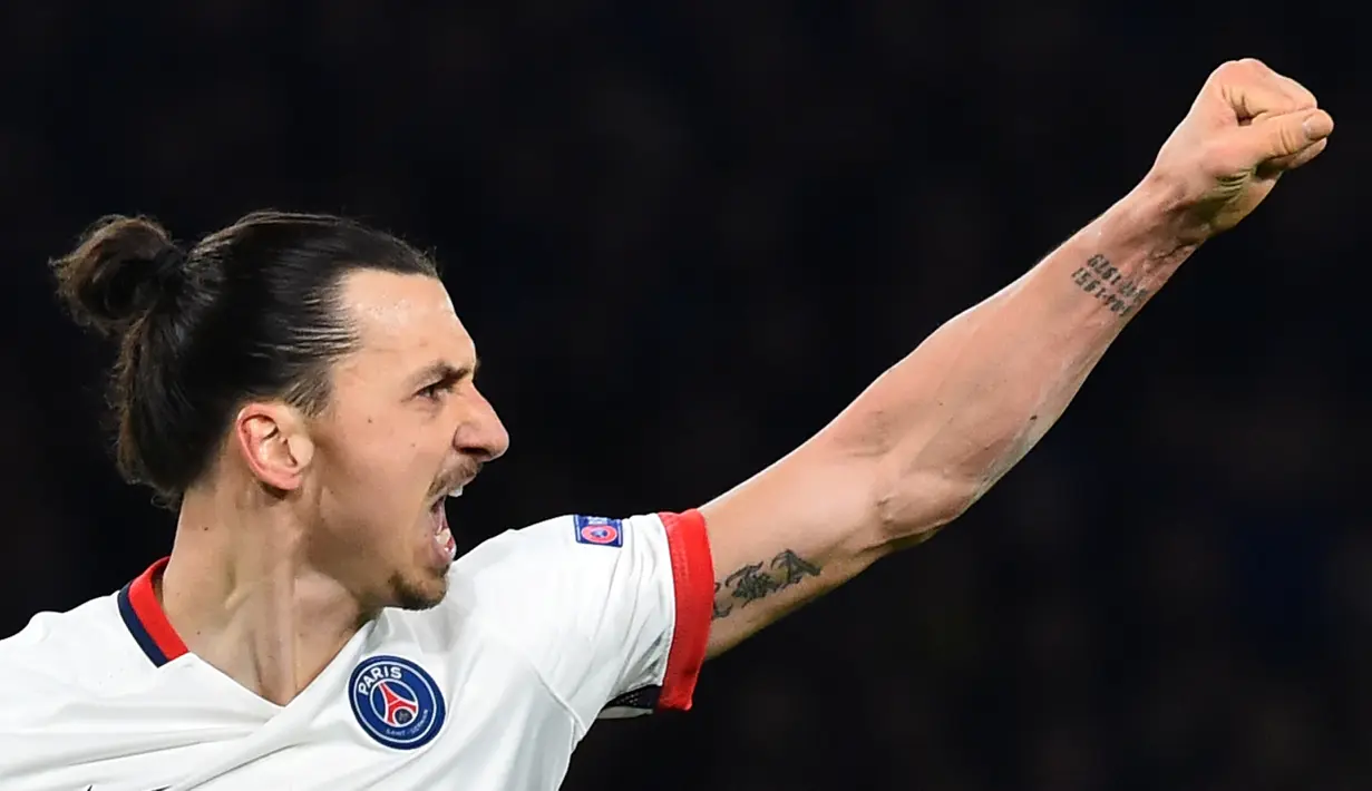 Ekspresi striker PSG, Zlatan Ibrahimovic, setelah mencetak gol kemenangan ke gawang Chelsea dalam laga leg kedua babak 16 besar Liga Champions di Stadion Stamford Bridge, London, (9/3/2016). (AFP/Ben Stansall)). 