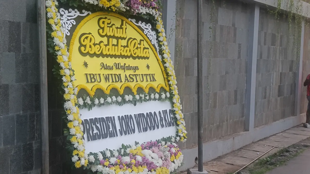 Karangan Bunga dari Presiden hingga Kapolri Berjejer di Rumah Duka Widi Astutik, Istri Wakapolri Gatot Eddy