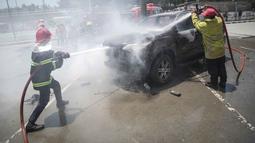 Unjuk rasa yang digelar di dekat gedung Parlemen Nasional di ibu kota Dili sejak Senin (15/9/2025) itu untuk menentang rencana pembelian mobil dinas baru bagi anggota parlemen. (VALENTINO DARIELL DE SOUSA/AFP)