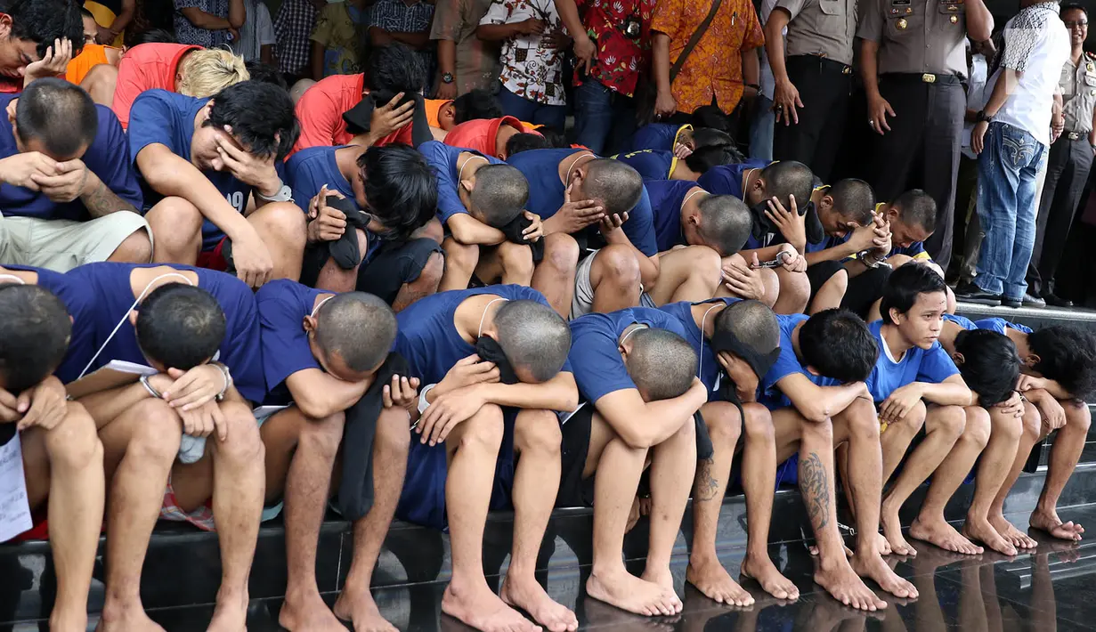 Polisi memperlihatkan anggota geng motor yang berhasil ditangkap, Jakarta, Jumat (2/6). Operasi Cipta Kondisi yang digelar Polda Metro berhasil menangkap geng motor yang belakangan ini meresahkan warga. (Liputan6.com/Immanuel Antonius)