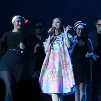 Tak heran jika Andien merasa deg-degan di konser tunggal perdananya. Pasalnya, ribuan pasang mata menanti penampilan terbaik dari penyanyi cantik ini.(Galih W. Satria/Bintang.com)