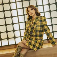 Kali ini BCL mengenakan blazer dress dari Gucci. Dipadukan dengan high boots monogram dari Gucci. [instagram/bclsinclair]