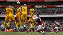 Pemain Arsenal, Alexis Sanchez (kanan) melakukan tendangan bebas saat melawan Brighton pada lanjutan Premier League di Emirates Stadium, London, (1/10/2017). Arsenal menang 2-0. (AFP/Adrian Dennis)