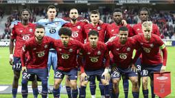 Calvin Verdonk (kiri bawah) berfoto bersama dengan starting XI LOSC Lille saat melawan SK Brann dalam laga Liga Europa 2025/2026 di Stade Pierre-Mauroy in Villeneuve-d'Ascq, Prancis, Kamis (25/09/2025) waktu setempat. (AFP/Sameer Al-Doumy)