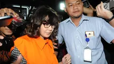 Anggota DPR dari Partai Demokrat Rooslynda Marpaung usai menjalani pemeriksaan di Gedung KPK, Jakarta, Rabu (4/7). KPK resmi menahan Rooslynda untuk mempermudah pemeriksaan. (Merdeka.com/Dwi Narwoko)