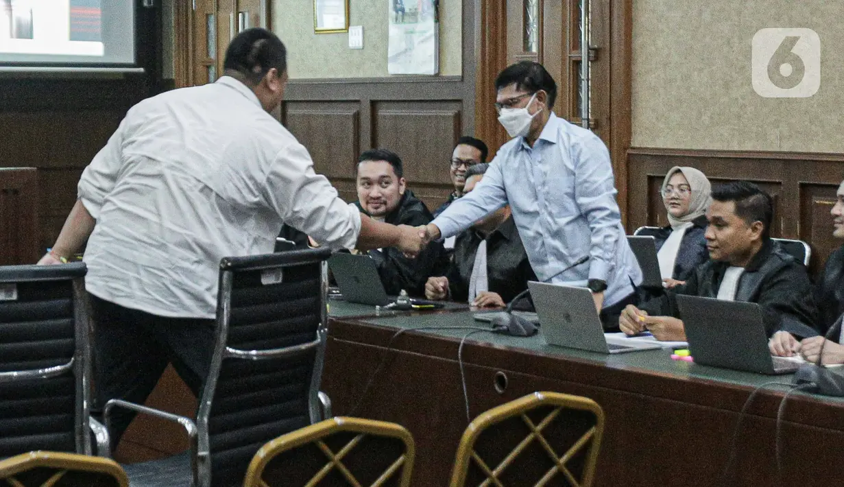 Dito yang mengenakan kemeja safari putih tiba dengan dikawal sejumlah petugas dari Kejaksaan Agung (Kejagung). (Liputan6.com/Faizal Fanani)