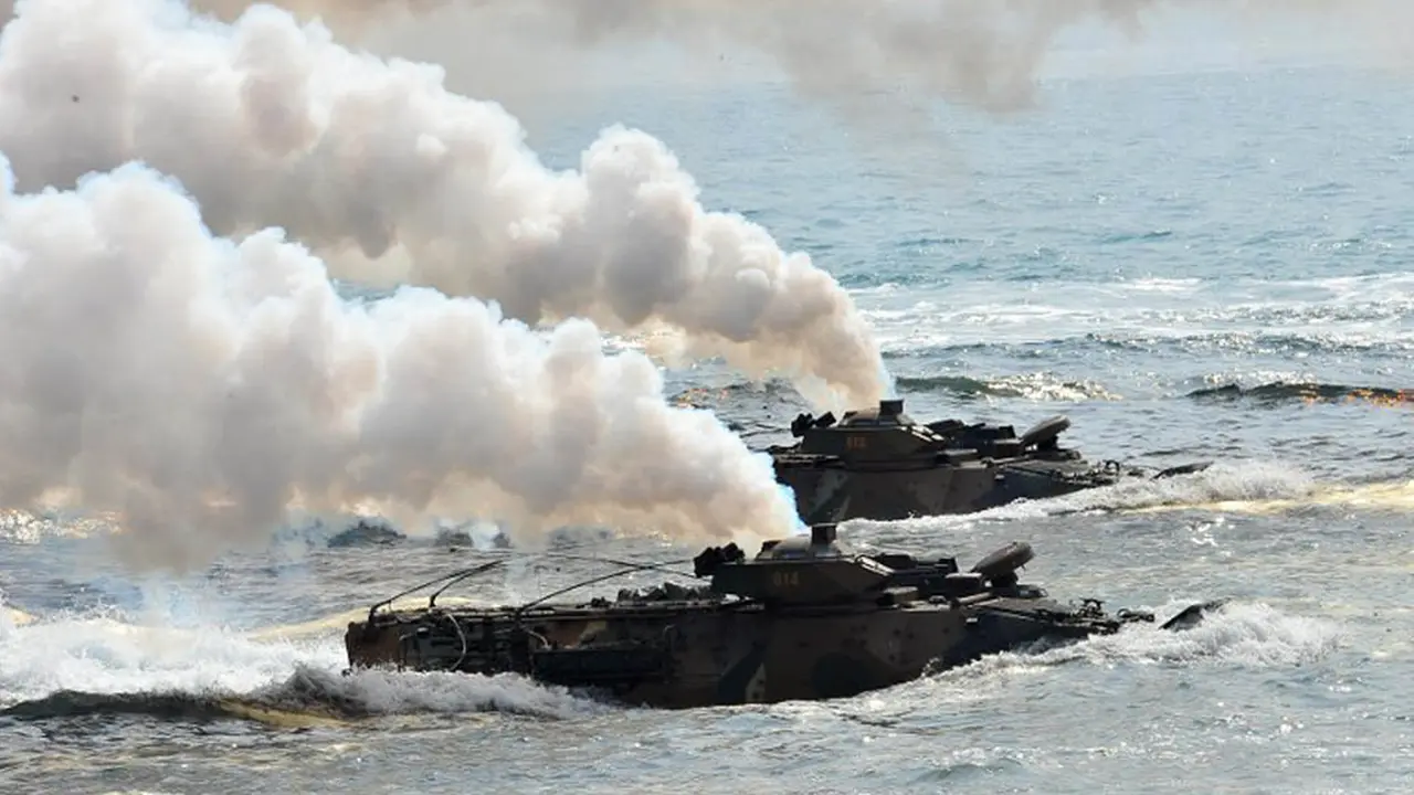 Kapal perang amphibi Korea Selatan tampak merapat untuk memulai latihan perang dengan Amerika Serikat (AFP Photo/Jung Yeon Je) 
