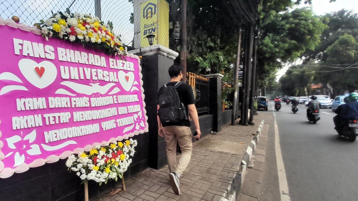 Ada Karangan Bunga dari Pendukung Bharada E di PN Jaksel