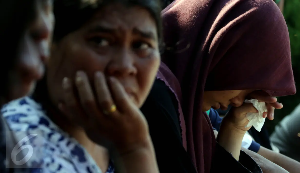 Keluarga korban jatuhnya pesawat Hercules C-130 tampak menunggu di halaman RSUP Haji Adam Malik, Medan, Sumatera utara, Kamis (2/7/2015). Mereka cemas menanti kepastian kabar anggota keluarganya dari tim DVI. (Liputan6.com/Johan Tallo)
