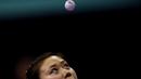 Petenis meja Jepang, Ai Fukuhara, melakukan servis ke arah pemain Thailand, Suthasini Sawettabut, dalam Kejuaraan Dunia Tenis Meja Beregu 2016 di Stadion Malawati, Shah Alam, Malaysia, (2/3/2016). (AFP/Manan Vatsyayana)