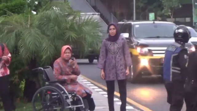 Meski Hujan, Ini 5 Potret Tri Rismaharini Atur Lalu Lintas di Simpang Darmo Surabaya