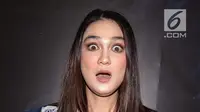 Aktris Luna Maya berpose saat konferensi pers film terbarunya Suzzana: Bernapas dalam kubur di Jakarta, Senin (24/9). Luna Maya yang memerankan Suzzanna akan beradu akting dengan Herjunot Ali yang menjadi pemeran Satria. (Liputan6.com/Faizal Fanani)