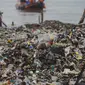 Sampah plastik yang menumpuk di kawasan wisata hutan Mangrove Muara Angke, Jakarta, Sabtu (17/3). Setelah dibersihkan, perairan dengan luas 7.500 meter persegi itu akan dijadikan kolam tambak ikan bandeng. (Merdeka.com/Imam Buhori)