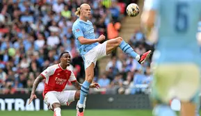 Penyerang Manchester City, Erling Haaland, gagal membawa timnya meraih kemenangan saat bersua Arsenal pada laga Community Shield 2023 di Stadion Wembley, Minggu (6/8/2023) malam WIB. Dalam duel itu, Man City kalah 1-4 dari Arsenal lewat adu penalti (1-1). (AFP/Glyn Kirk)