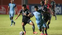 Duel antara Persela Lamongan kontra Persib Bandung dalam lanjutan BRI Liga 1 di Stadion Maguwoharjo, Sleman, Kamis (4/11/2021). (Bola.com/Bagaskara Lazuardi)