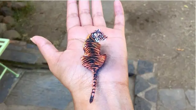 Gadis Tuna Rungu Ini Bikin Lukisan 3D di Tangan, 7 Hasilnya Kreatif Banget