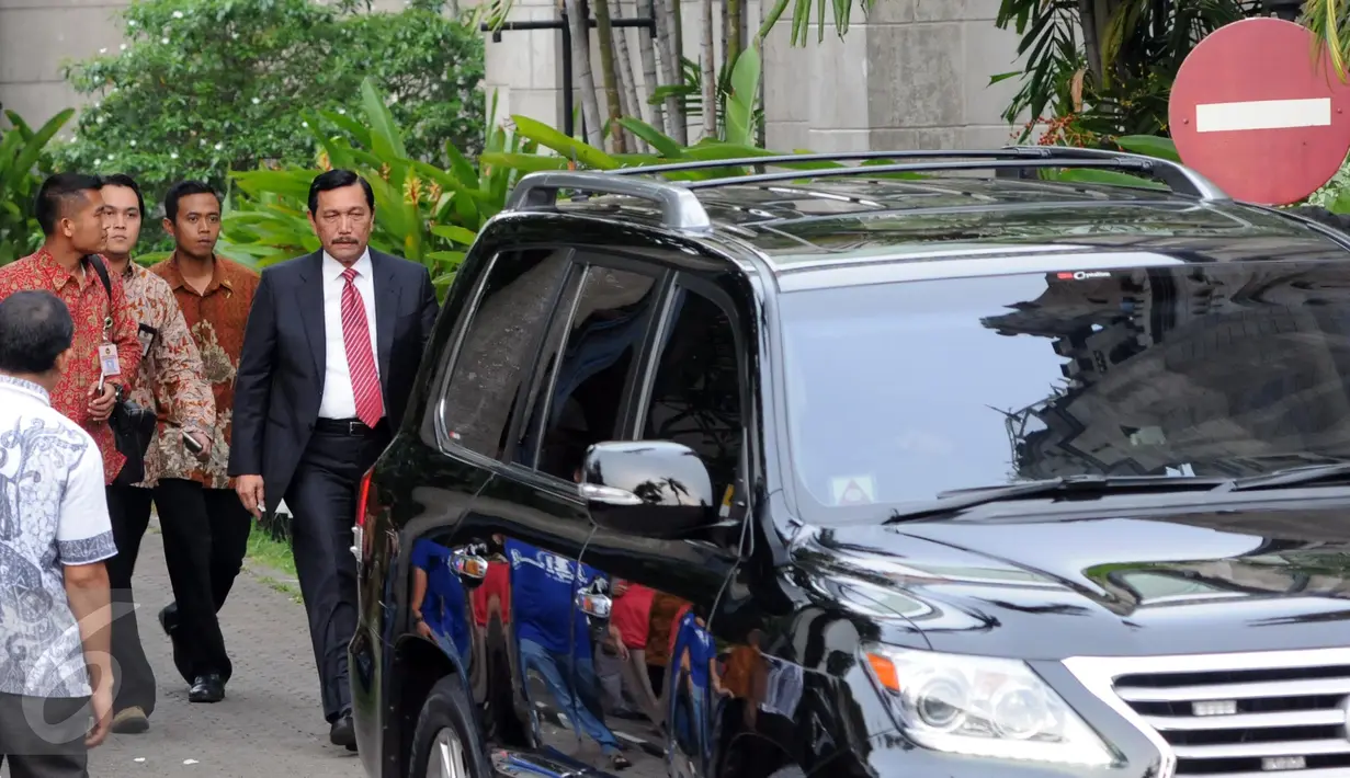 Menko Polhukam Luhut Binsar Panjaitan saat menghadiri pernikahan putri kedua Ketua DPR Setya Novanto di Gereja Katedral, Jakarta Pusat, Jumat (27/11).  Acara ini kabarnya tertutup untuk media. (Liputan6.com/Helmi Afandi)