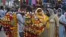 Sejumlah wanita India yang mengenakan masker membeli hiasan gantung di pasar yang ramai di New Delhi, India (5/11/2020). Total 50.210 kasus baru COVID-19 terdeteksi di India dalam 24 jam terakhir, menurut data terbaru yang dirilis oleh Kementerian Kesehatan dan Kesejahteraan Keluarga India. (Xinhua/
