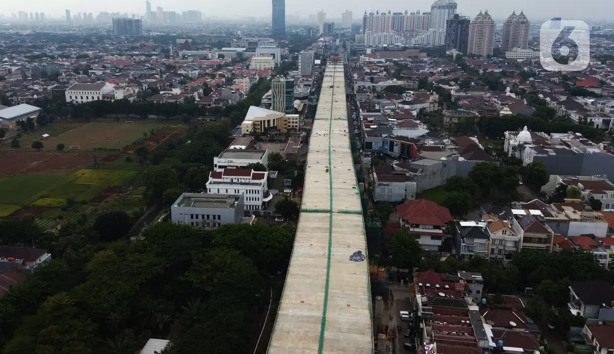 Pembangunan Jalan Tol Layang Dalam Kota di Kelapa Gading, Jakarta, Kamis (15/10/2020). Konstruksi jalan layang sepanjang  69,77 km tersebut akan terintegrasi dengan transportasi umum Bus Rapid Transit (BRT) diharapkan dapat membantu mengurai kemacetan di dalam kota. (merdeka.com/Imam Buhori)