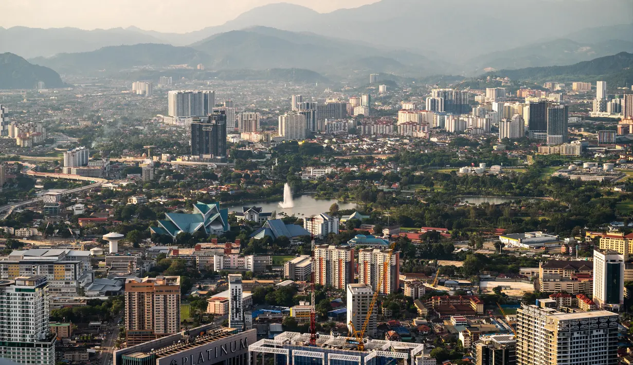 Pemandangan Kuala Lumpur, Malaysia, 8 Agustus 2020. Berawal dari kota penambang timah, kini Kuala Lumpur dikenal luas berkat sejumlah bangunan ikonisnya, termasuk Menara Kembar Petronas. (Xinhua/Zhu Wei)