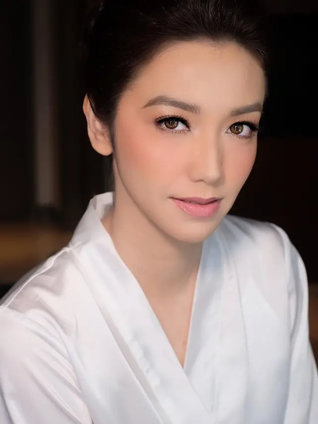 Umumkan Menikah, Ini 5 Potret Detail Makeup Velove Vexia di Hari Pernikahan