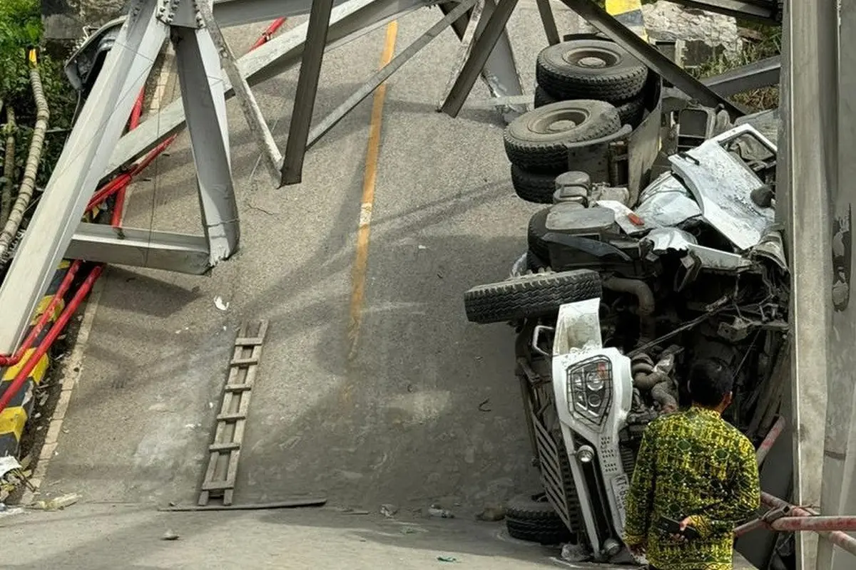jembatan roboh