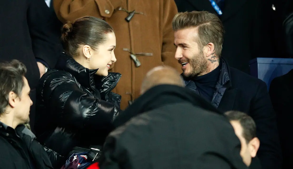 Mantan bintang sepak bola David Beckham dan model AS Bella Hadid menonton pertandingan PSG melawan Real Madrid di stadion Parc des Princes di Paris (6/3). (AP Photo/Francois Mori)