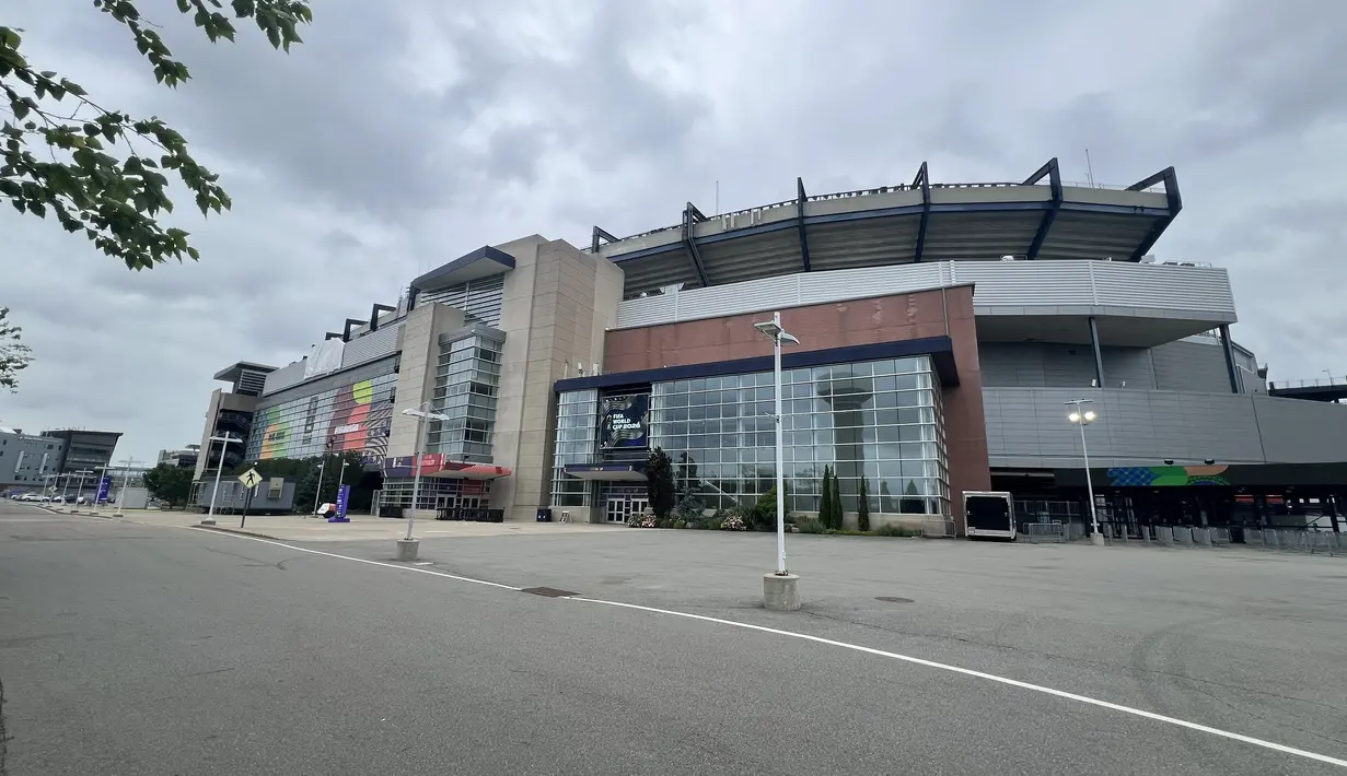 Gillette Stadium di kawasan Foxborough, Boston, yang menjadi salah satu venue Piala Dunia 2026, Kamis (18/6/2026). Stadion berkapasitas lebih dari 65 ribu penonton ini akan menggelar sejumlah pertandingan, mulai fase grup hingga perempat final, dengan lokasi yang dikelilingi kawasan hijau di pinggiran Kota Boston. (KLY Sports/Hery Kurniawan/Adv/Powerade)