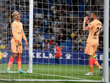 Reaksi pemain Atletico Madrid Antoine Griezmann (kiri) dan Yannick Ferreira-Carrasco saat melawat ke markas Espanyol pada laga jornada ke-36 Liga Spanyol 2022/2023 di Stadion RCDE, Kamis (25/5/2023) dini hari WIB. (Photo by Josep LAGO / AFP)