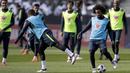 Bek Brasil, Marcelo, menendang bola saat latihan jelang laga persahabatan di Berlin, Jerman, Selasa, (27/3/2018). Brasil akan berhadapan dengan Jerman. (AP/Michael Sohn)