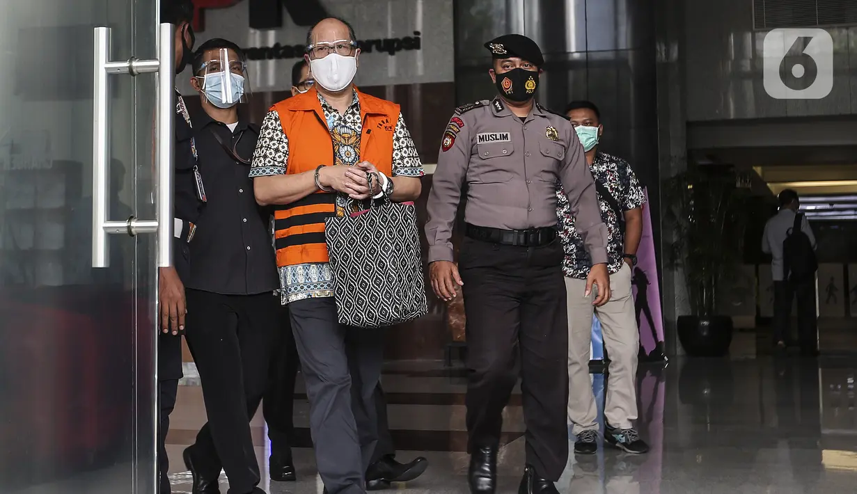 Komisaris RSU Kasih Bunda Hutama Yonathan meninggalkan Gedung KPK, Jakarta, Sabtu (28/11/2020). KPK resmi menahan Komisaris RSU Kasih Bunda Hutama Yonathan sebagai tersangka suap  perizinan pengembangan Rumah Sakit Kasih Bunda Cimahi. (Liputan6.com/Johan Tallo)
