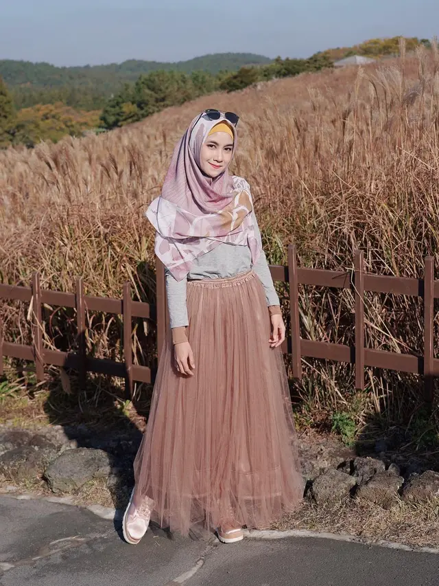 8 Ide OOTD Hijab Rok Tutu dari Tasyi Athasyia hingga Citra Kirana