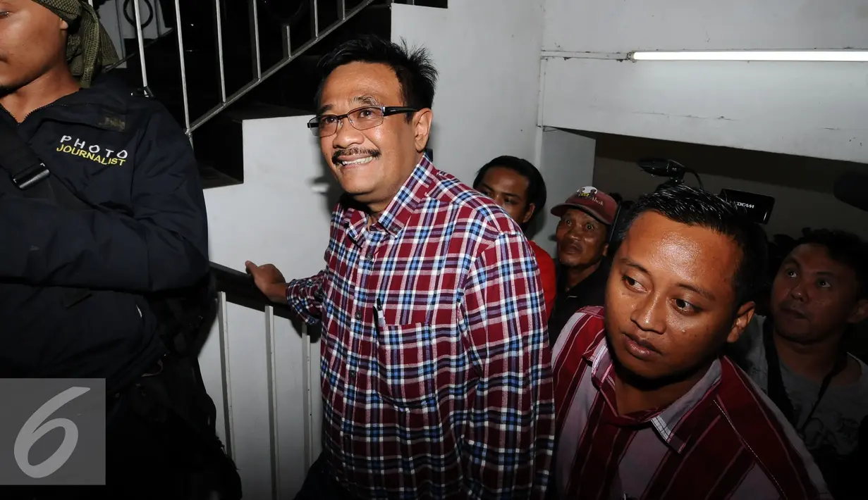 Cawagub DKI Jakarta, Djarot Saiful Hidayat (tengah) menaiki tangga ruang Dirkrimum Polda Metro Jaya, Jakarta, Senin (5/12). Djarot diperiksa sebagai saksi kasus penghadangan kegiatan kampanye  pada 25 November 2016 lalu. (Liputan6.com/Helmi Fithriansyah)