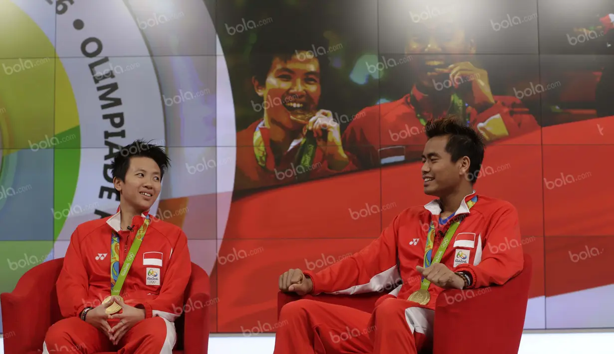 Peraih medali emas bulutangkis Olimpiade Rio 2016, Liliyana Natsir dan Tontowi Ahmad (kanan), saat hadir dalam acara Liputan 6 SCTV di Studio SCTV, SCTV Tower, Jakarta, Kamis (25/8/2016). (Bola.com/Arief Bagus)