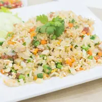 Sepiring nasi goreng tanpa kecap disertai sayuran (Foto Dok: Freepik/tirachard).
