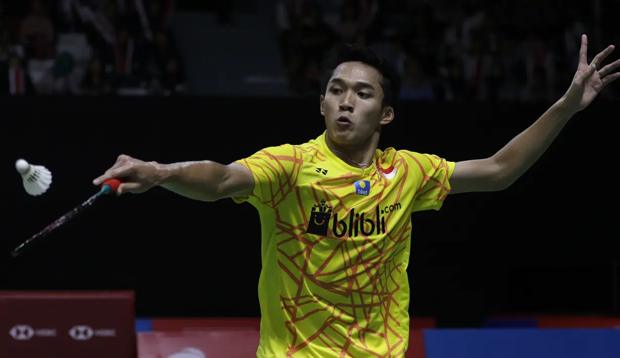 Tunggal putra Indonesia, Jonatan Christie, mengembalikan kok saat melawan tunggal India pada Indonesia Masters 2019 di Istora Senayan, Jakarta, Jumat (25/1). Jonatan lolos ke semifinal. (Bola.com/Yoppy Renato)