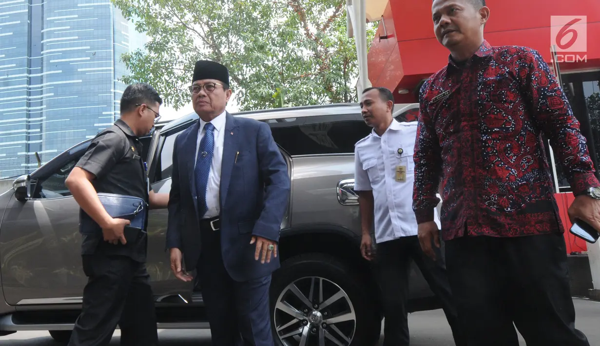 Gubernur Jambi, Fachrori Umar (peci) tiba di gedung KPK, Jakarta, Rabu (20/2). KPK menerima kunjungan kepala daerah yang baru dilantik untuk beraudiensi mengenai upaya pencegahan korupsi melalui program koordinasi dan supervisi. (Merdeka.com/Dwi Narwoko)