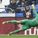 Ter Stegen Dipinjamkan ke Ajax, Maarten Paes Hadapi Persaingan Ketat di Bawah Mistar