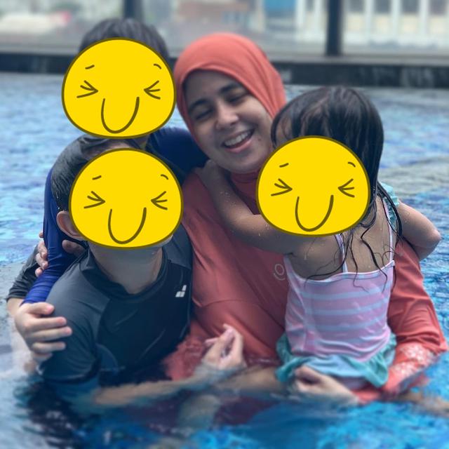 Tak Ingin Bahas Suami, Ini 6 Potret Risty Tagor Asuh Ketiga Anaknya