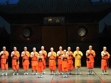Biksu Shaolin memberi hormat kepada penonton dalam acara Shaolin Warriors, Jakarta, (18/2). Pertunjukkan akan diadakan mulai dari tanggal 19-21 Februari 2016. (Liputan6.com/Yoppy Renato)