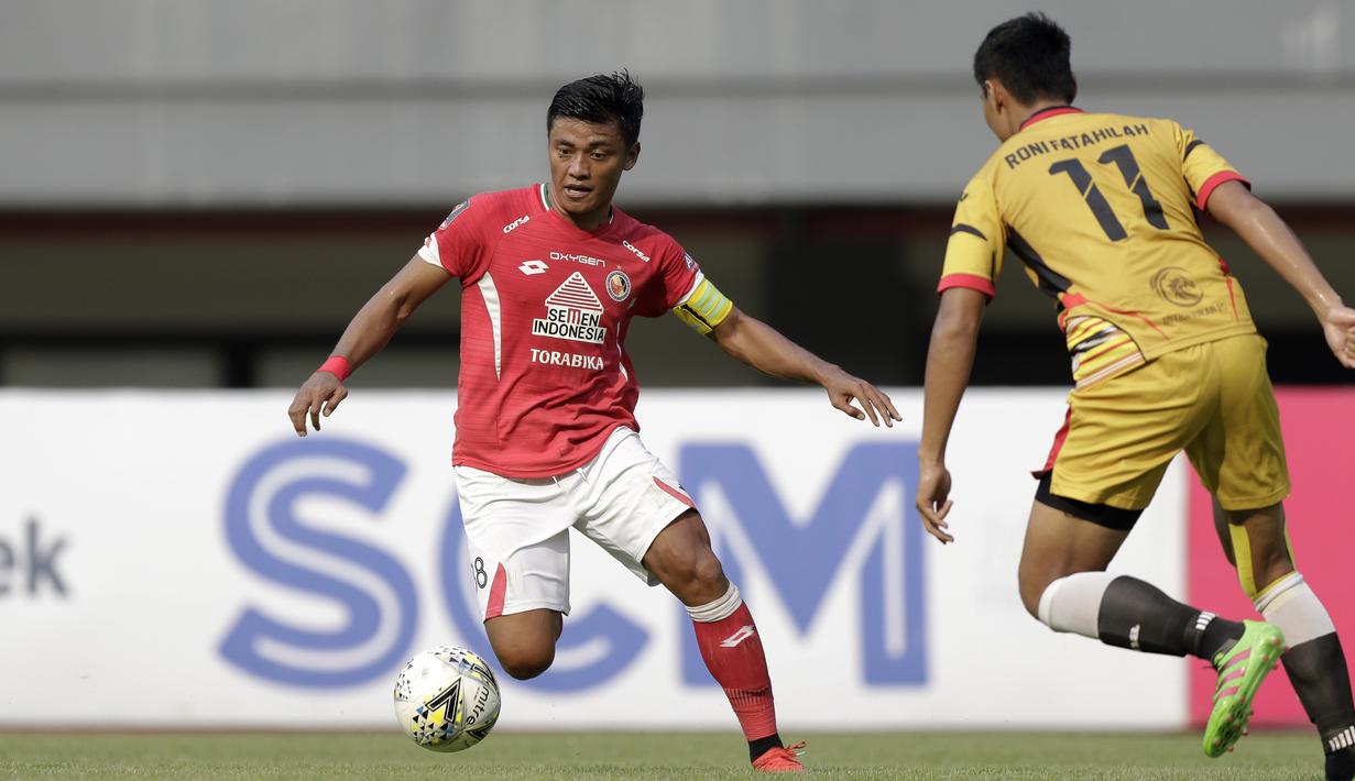 Gelandang Semen Padang, Irsyad Maulana, berusaha melewati bek Mitra Kukar, Roni Fatahilah, pada laga Piala Presiden 2019 di Stadion Patriot, Bekasi, Kamis (14/3). Padang menang 2-0 atas Mitra. (Bola.com/Yoppy Renato)