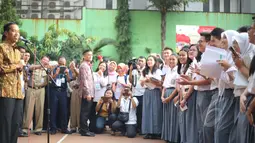 Presiden Joko Widodo (Jokowi) memberikan pesan kepada para siswa saat meninjau pelaksanaan Ujian Nasional (UN) di SMA Negeri 2 Jakarta, Selasa (14/4/2015). (Liputan6.com/Faizal Fanani)